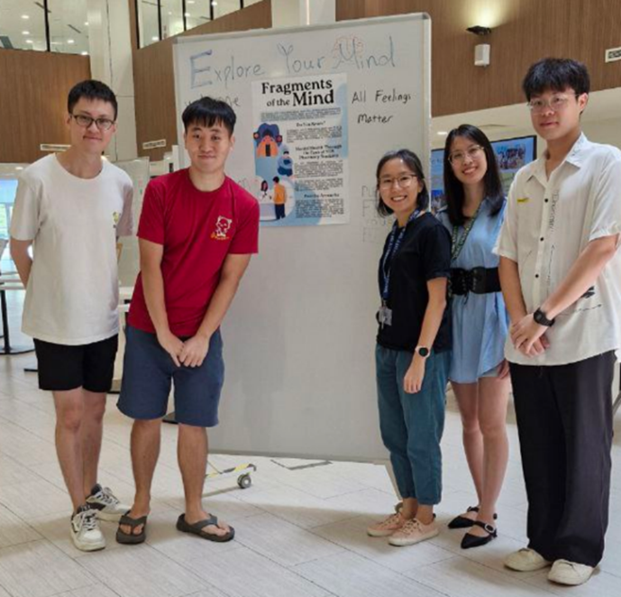 Goh Jun Hui (2nd from left) with the team (students Ang Sek Hao, Jack Liu and PR3153 co-lecturers Dr Chng Hui Ting and Dr Linda Hong) on the day of setting up the exhibition at the Med+Science Library.