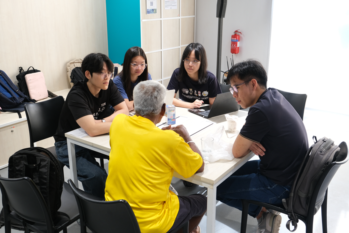 A client sharing his medication-taking and management habits with Byun Jae Min (Y4), Danielle Chong (Y4), Tng Pei Pei (Y2), and pharmacist mentor (Mr See Tho Win Hon), who then provided suggestions and helpful measures for him.
