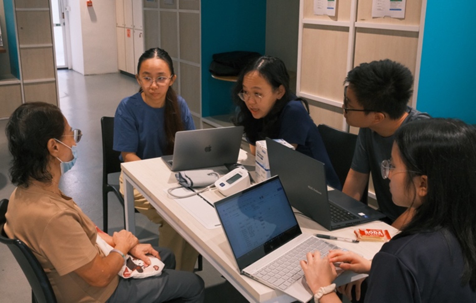 Clarifying and addressing client’s concerns by pharmacist mentor, Ms The Sin Yee and the volunteer team comprising of Lim Jia Qi (Y4), Leong Jian Xi (Y3), and Kyra Tan (Y2).