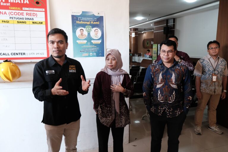 On 14 May 2026, the team was warmly welcomed by the staff at Rumah Sakit Mata NTB Eye Hospital, where they were introduced to the facility’s history andcapacity in serving both the eastern and western parts of Lombok.